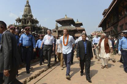 Tras hacer una visita a pie por la zona, el príncipe se dirigió a una ceremonia para conmemorar los 200 años de relación entre las dos naciones, Nepal y Reino Unido.