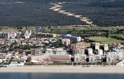 El núcleo costero de Matalascañas, dependiente de Almonte, con Doñana al fondo.