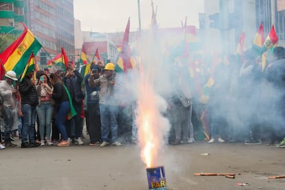 En Washington, el Departamento de Estado ha emitido un comunicado en el que "elogia el trabajo de la OEA" y "apoya totalmente" la llamada a nuevas elecciones. Luis Almagro, en Twitter, ha felicitado al equipo que realizó la auditoría. Por su parte, Evo Morales enunció durante su renuncia que "grupos oligárquicos conspiraron contra la democracia. Fue un golpe de Estado cívico y policial".