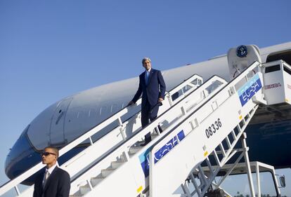 John Kerry llega al aeropuerto José Martí de La Habana, donde va a participar en la ceremonia de izado de la bandera norteamericana en la embajada de EE UU de la capital cubana. Han pasado 70 años desde que un secretario de Estado norteamericano visitó la isla por última vez.