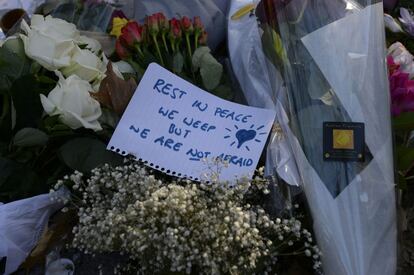 "Lloramos pero no tenemos miedo", escrito manualmente, en una hoja de libreta, con letras azules y el símbolo de un corazón.