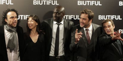 De izquierda a derecha, González Iñárritu, Maricel Álvarez, Cheick Ndiaye, Javier Bardem y Eduard Fernández,  en el estreno<i>. /</i>
