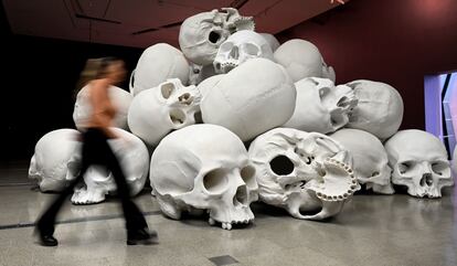 Una persona mira la instalación a gran escala 'Mass', del artista australiano Ron Mueck, que comprende más de 100 cráneos hechos a mano que en conjunto pesan aproximadamente 5.000 kilos, en una exposición en la Galería Nacional de Victoria (NGV) de Melbourne, este miércoles. 