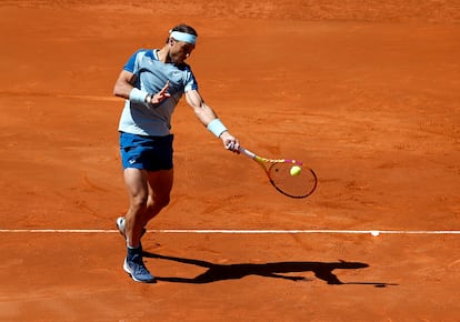 El tenista español Rafa Nadal golpea la bola durante su encuentro ante Carlos Alcaraz. Juan Medina/REUTERS