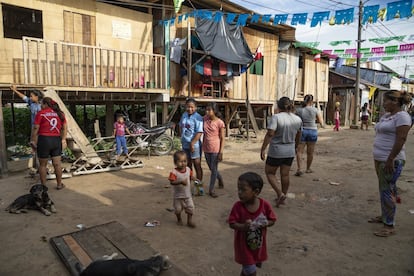 Una calle del asentamiento humano Iván Vásquez en un día de fiesta. También ha sido rellenada de tierra por un candidato municipal, más con fines políticos que perdurables.