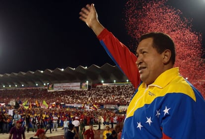 Hugo Ch&aacute;vez, presidente de Venezuela, saluda a sus seguidores tras un mitin en Maracaibo en julio de 2010.