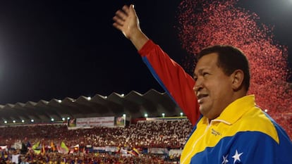 Hugo Ch&aacute;vez, presidente de Venezuela, saluda a sus seguidores tras un mitin en Maracaibo en julio de 2010.