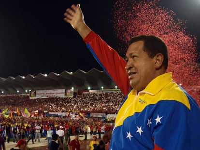 Hugo Ch&aacute;vez, presidente de Venezuela, saluda a sus seguidores tras un mitin en Maracaibo en julio de 2010.