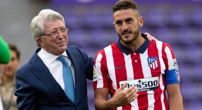 El presidente del Atlético de Madrid, Enrique Cerezo, junto al capitán del equipo, Koke.