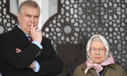 Isabel II y el príncipe Andrés, el 12 de mayo de 2017 en Windsor.