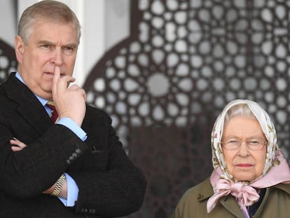 Isabel II y el príncipe Andrés, el 12 de mayo de 2017 en Windsor.