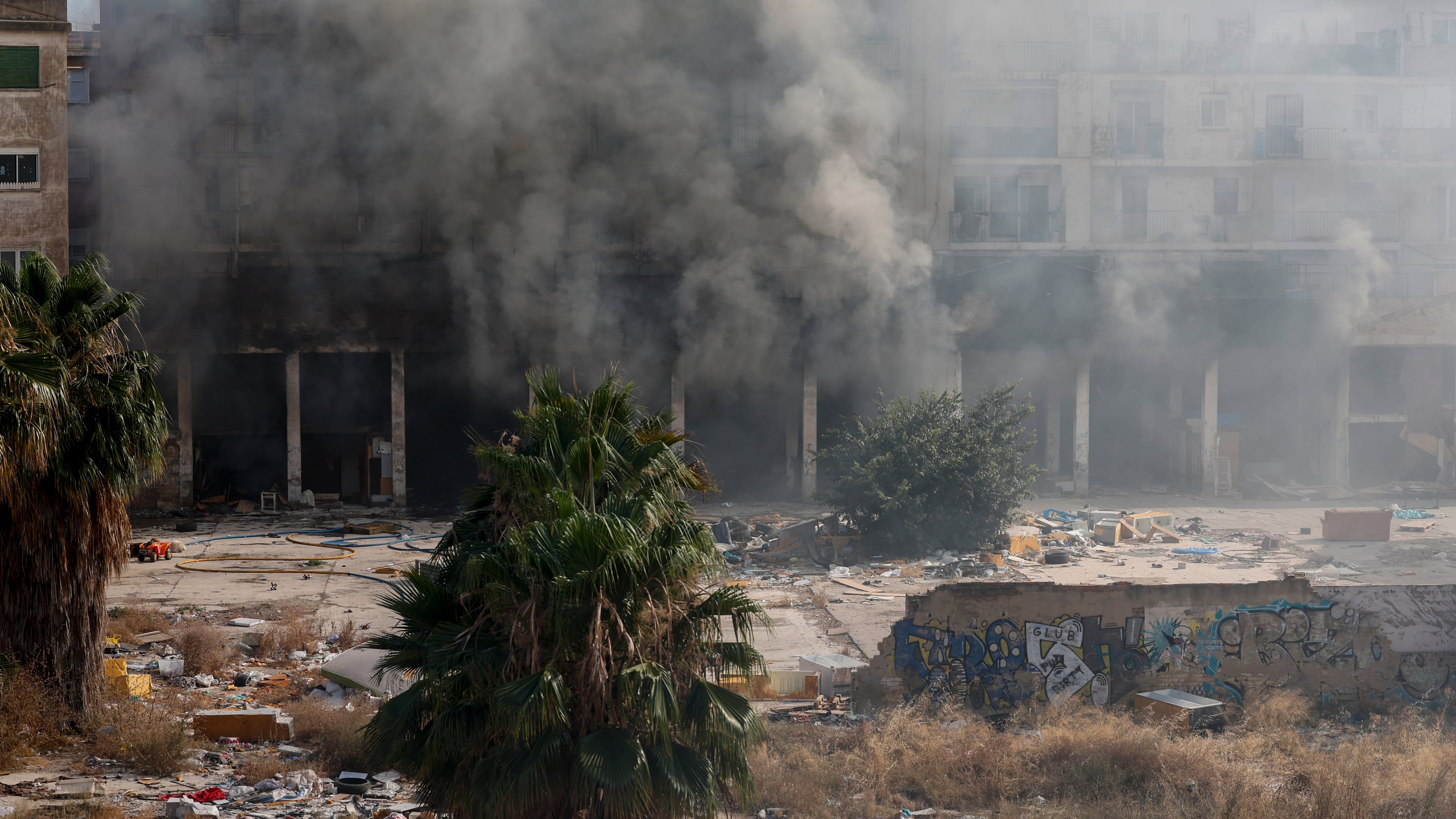 El incendio de unos bajos okupados obliga a desalojar a 80 vecinos en dos bloques de Valencia
