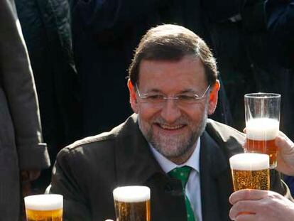 Rajoy brinda con los candidatos del PP por Madrid.