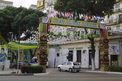 La calle, en la zona norte de la ciudad, es una de las más tradicionales. Fue la campeona de cinco concursos de dibujos, en 86, 90, 94, 98 e 2002. Los enfeites llegan a valer 30 euros.