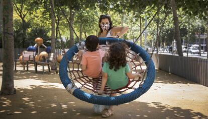 Un parc infantil de Barcelona, reobert. 