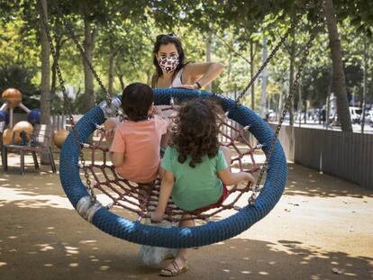 Un parc infantil de Barcelona, reobert. 