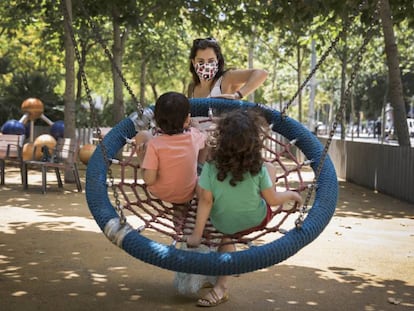 Un parc infantil de Barcelona, reobert. 