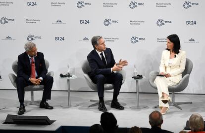 El secretario de Estado de EE UU, Antony Blinken, en el centro, charla con la ministra de Exteriores alemana, Annalena Baerbock, y el ministro de Exteriores indio, Subrahmanyam Jaishankar, este sábado en Múnich. 