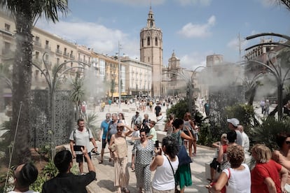 Visitantes de la Plaza de la Reina de Valencia, en la zona de los vaporizadores, en una imagen captada la pasada semana.