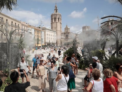 Visitantes de la Plaza de la Reina de Valencia, en la zona de los vaporizadores, en una imagen captada la pasada semana.