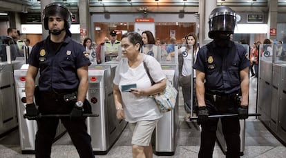 Agentes de la Policía Nacional custodian una de las entradas en la madrileña estación de Atocha a primera hora de hoy