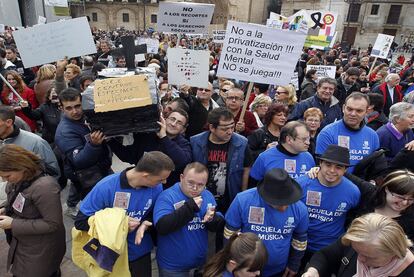 Más de un millar de personas se concentraron ayer en la plaza de la Virgen de Valencia contra los recortes en la Ley de la Dependencia y por el Día de la Discapacidad.
