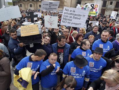 Más de un millar de personas se concentraron ayer en la plaza de la Virgen de Valencia contra los recortes en la Ley de la Dependencia y por el Día de la Discapacidad.