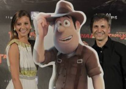 Los actores Michelle Jener y José Mota posan junto a una figura Tadeo Jones. EFE/Archivo