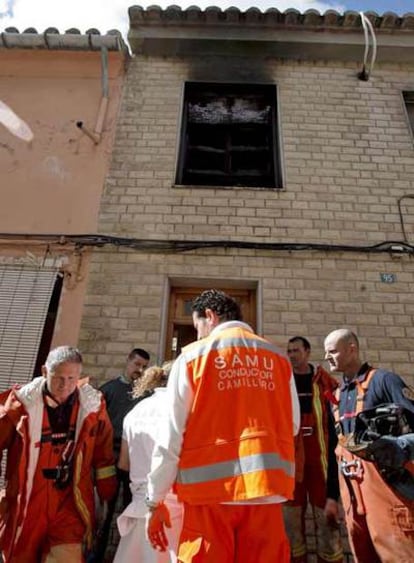 Bomberos acuden a la casa del anciano fallecido en Valencia