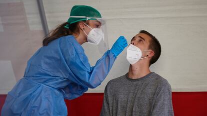 A health worker does a PCR test on a man in the Pamplona neighborhood of Menillori on Thursday.