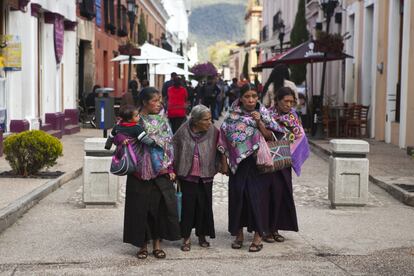 Un grupo de mujeres pasea por el centro de San Crist&oacute;bal  de las Casas (Chiapas).