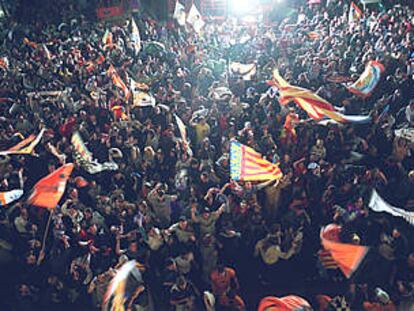 La plaza del Ayuntamiento, anoche, abarrotada y jóvenes hinchas junto al Mestalla.