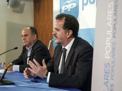 El eurodiputado y candidato al Parlamento europeo, Carlos Iturgaiz, a la derecha, junto al senador por Burgos, Alfredo González.