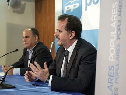 El eurodiputado y candidato al Parlamento europeo, Carlos Iturgaiz, a la derecha, junto al senador por Burgos, Alfredo González.