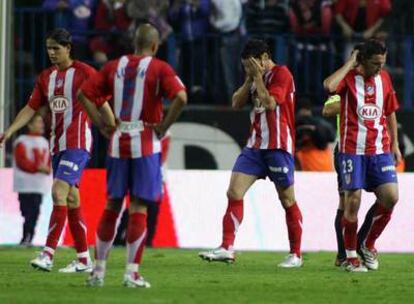 Los jugadores rojiblancos, abatidos.