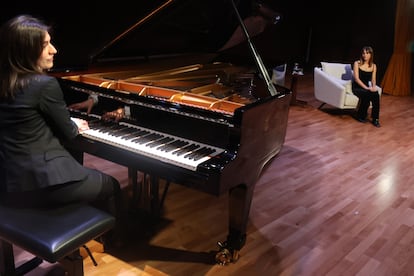 Dos encarnaciones de Pauline Viardot: la pianista virtuosa (Mariam Batsashvili) y la mujer que recuerda los hitos de su vida (Aura Garrido), sobre el escenario de la Fundación Juan March.