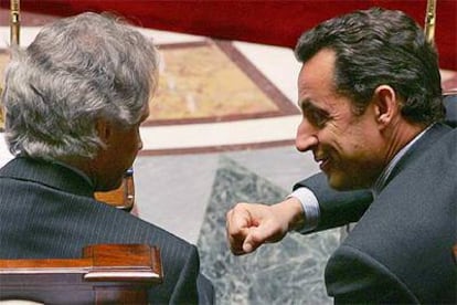 Dominique de Villepin (izquierda) y Nicolas Sarkozy, ayer durante la sesión de la Asamblea Nacional en París.