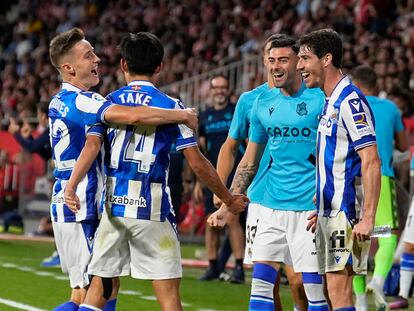 Girona, 02/10/2022. El delantero de la Real Sociedad Takefusa Kubo (2i), celebra su gol contra el Girona, durante el partido de la jornada 7 de LaLiga Santander, este domingo en el estadio municipal de Montilivi.- EFE/David Borrat.
