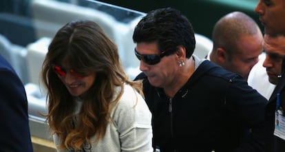 Maradona abandona con su hija el estadio.