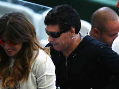 Maradona abandona con su hija el estadio.