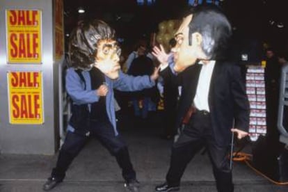 Cabezudos con la cara de Liam Gallagher y Robbie Williams se desafían en la puerta de una tienda de la cadena HMV durante la temporada de rebajas de verano del 2000.