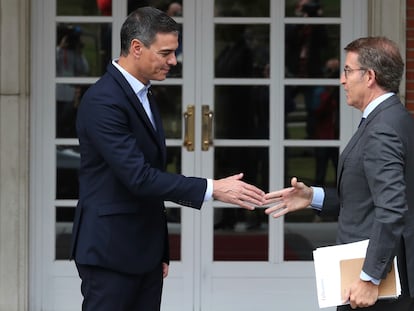 El presidente del Gobierno, Pedro Sánchez, saluda al líder del Partido Popular, Alberto Núñez Feijóo, este lunes.