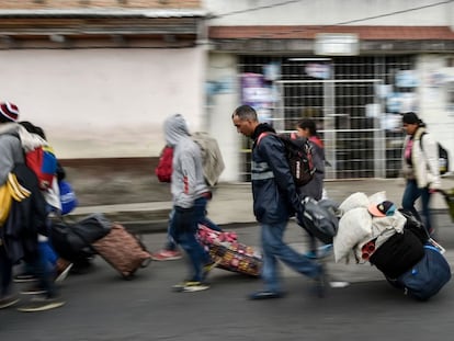 Migrantes venezolanos que se dirigen hacia Perú en las calles de Tulcán (Ecuador), tras cruzar la frontera con Colombia.