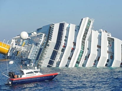 El buque &#039;Costa Concordia, hundi&eacute;ndose tras encallar frente a las costas de la isla de Giglio (Italia).