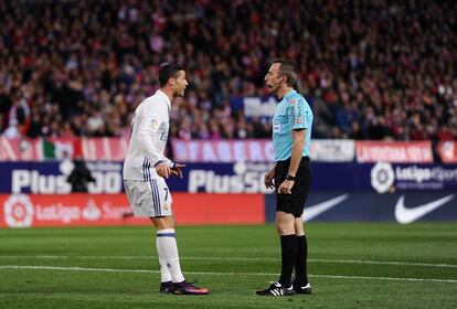 Cristiano intenta convencer al colegiado que su tanto de cabeza sí superó la línea de gol. 