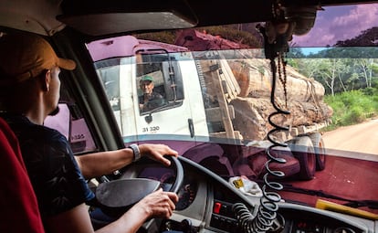 Os caminhões com toras são corriqueiros na Transamazônica e estradas vicinais, a maioria deles vindos da Terra Indígena Cachoeira Seca, uma das mais invadidas e desmatadas do Brasil.