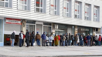 Diverses persones formen una llarga cua davant una oficina de l'INEM. EFE/Archivo