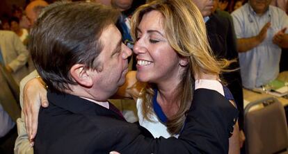Luis Planas y Susana D&iacute;az se abrazan en Sevilla.