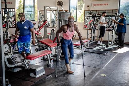 Mohammed camina entre aparatos deportivos durante su entrenamiento en el Hotel Tudor de Mombasa, Kenia, donde ha estado concentrada preparándose para los Juegos de Tokio. Con dos años, esta deportista fue atropellada por un tren cerca de su casa en Kenia, lo que le provocó la pérdida de las dos piernas y de varios dedos. Siete años después, el destino volvió a golpearla al quedarse huérfana de padre y madre. Pero, en lugar de sucumbir ante la adversidad, se convirtió en deportista paralímpica.