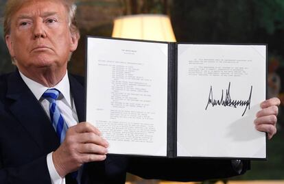 Trump enseña el documento que rompe el acuerdo nuclear con Irán.